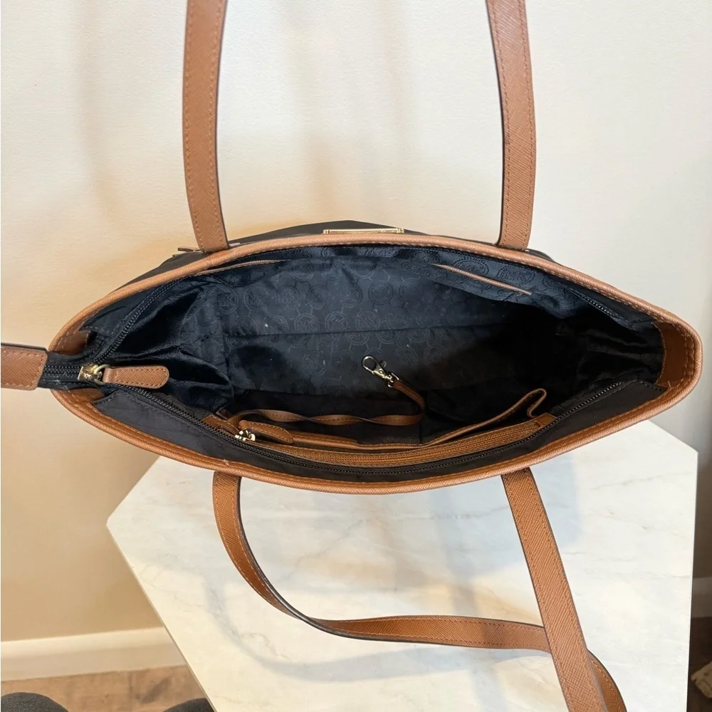 🔥Michael Kors Classic Black and Tan Tote Bag EUC🔥